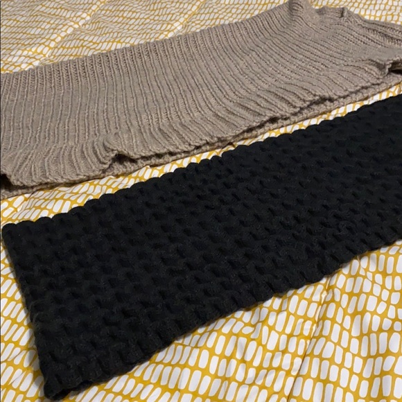 ❗️SOLD❗️2 in 1 Winter Scarves - Picture 3 of 3